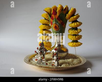 Silberne Kalasche mit Chrysantheme Blumen auf dem Tisch verziert Stockfoto