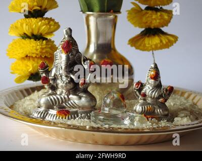 Silberne Kalasche mit Chrysantheme Blumen auf dem Tisch verziert Stockfoto