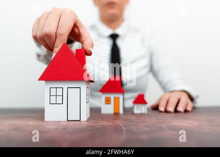 Aktualisieren Sie Ihr Haus Vertreten Durch Lady In Outfit, Business Woman Präsentiert Pläne Für Home Change, Verschiedene Apartment Plan Größen Vergleich, Mehrere Stockfoto