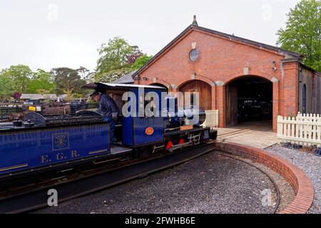 Bahndrehscheibe für Dampfmaschinen - Miniatur-Dampfzug bei Exbury Gardens - England Großbritannien - 20. Mai 2021 Stockfoto