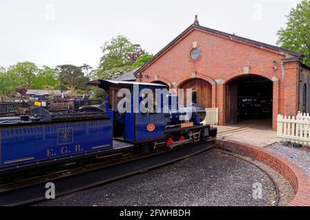 Bahndrehscheibe für Dampfmaschinen - Miniatur-Dampfzug bei Exbury Gardens - England Großbritannien - 20. Mai 2021 Stockfoto