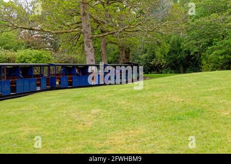 Exbury Gardens Railway, die 1.25 Meilen (16 km) durch den nördlichen Teil dieser spektakulären Gärten fährt. Miniatur-Dampfzug in Exbury Gardens - H Stockfoto