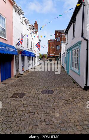 Lymington Hampshire – farbenfroh gerenderte Wände und Erkerfenster Ladenfronten entlang der hügeligen, gepflasterten Quay Street in England - Mai 2021 Stockfoto