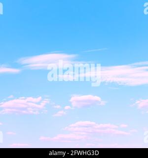 Nur blauer Himmel und Wolken. Hintergrund mit Platz für Ihren eigenen Text Stockfoto