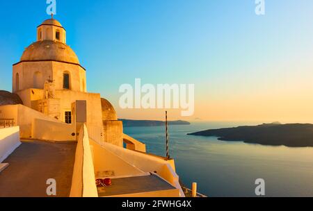 Santorini Insel in Griechenland bei Sonnenuntergang. Landschaft mit Ägäis Stockfoto