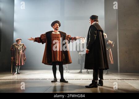 l-r: Nathaniel Parker (King Henry VIII), Ben Miles (Thomas Cromwell) in DER WOLF HALL von Hilary Mantel bei der Royal Shakespeare Company (RSC), Aldwych Theatre, London WC2 17/05/2014 für die Bühne adaptiert von Mike Poulton Design: Christopher Oram Beleuchtung: Paule Constable Regie: Jeremy Herrin Stockfoto