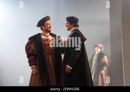 l-r: Nathaniel Parker (King Henry VIII), Ben Miles (Thomas Cromwell) in DER WOLF HALL von Hilary Mantel bei der Royal Shakespeare Company (RSC), Aldwych Theatre, London WC2 17/05/2014 für die Bühne adaptiert von Mike Poulton Design: Christopher Oram Beleuchtung: Paule Constable Regie: Jeremy Herrin Stockfoto