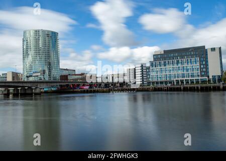 Belfast, Großbritannien. 22. Mai 2021: Das Opel-Gebäude (links) und das AC-Hotel vom Lagan Tow Path in Belfast aus Stockfoto