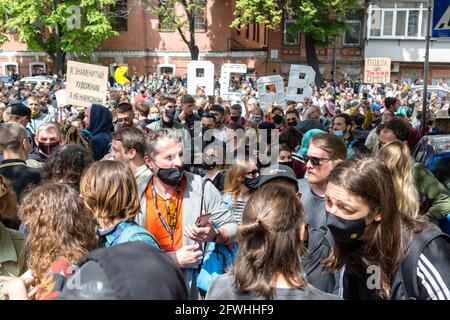 KIEW, UKRAINE - 21 2021. Mai: Protestaktion gegen den Machtmissbrauch der Polizei. Die Teilnehmer fordern die Entlassung des Leiters der Abteilung und ' Stockfoto