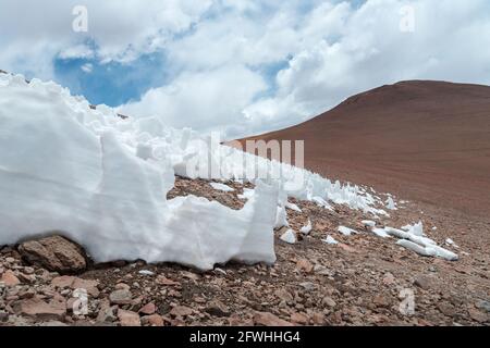 Penitentes, riesige Schneeformationen, in der Atacama Wüste in der Nähe von Ojos del Salado, dem höchsten Vulkan der Erde Stockfoto