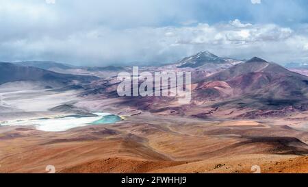 Blick auf die salzige Laguna Santa Rosa und die vulkanische Landschaft im Nevado Tres Cruces National Park (Chile) Stockfoto