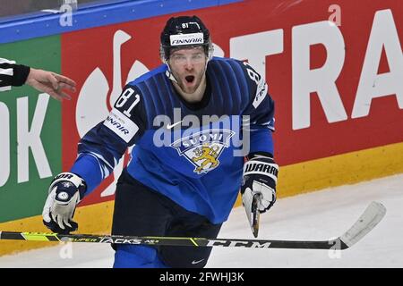 Riga, Lettland. Mai 2021. Iiro Pakarinen aus Finnland feiert das Tor während der Eishockey-Weltmeisterschaft 2021, Gruppe B-Spiel USA gegen Finnland, gespielt in Riga, Lettland, am 22. Mai 2021. Quelle: VIT Simanek/CTK Photo/Alamy Live News Stockfoto