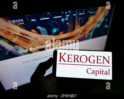 Person, die ein Smartphone mit dem Logo der asiatischen Private-Equity-Firma Kerogen Capital (Hongkong) auf dem Bildschirm vor der Website hält. Konzentrieren Sie sich auf die Telefonanzeige. Stockfoto