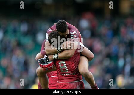 LONDON, GROSSBRITANNIEN. 22. MAI: Cheslin Kolbe und Antoine Dupont (c) feiern am Samstag, den 22. Mai 2021 im Twickenham Stadium, London, England, den Sieg nach dem EM-Champions-Cup-Spiel zwischen La Rochelle und Toulouse. (Kredit: Juan Gasparini, MI News) Kredit: MI Nachrichten & Sport /Alamy Live Nachrichten Stockfoto