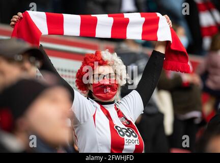 Brentford, Großbritannien. Mai 2021. Brentford-Fans während des Sky Bet Play-Off-Halbfinales der 2. Etappe Championship zwischen Brentford und Bournemouth am 22. Mai 2021 im Brentford Community Stadium, Brentford, England. Foto von Andrew Aleksiejczuk/Prime Media Images. Quelle: Prime Media Images/Alamy Live News Stockfoto