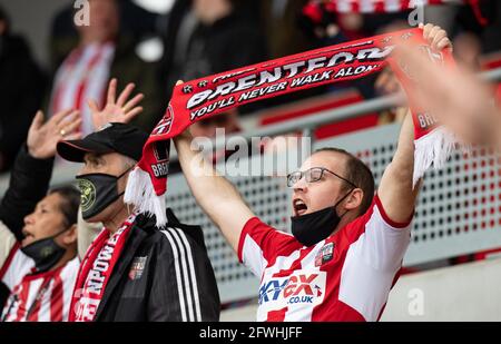 Brentford, Großbritannien. Mai 2021. Brentford-Fans während des Sky Bet Play-Off-Halbfinales der 2. Etappe Championship zwischen Brentford und Bournemouth am 22. Mai 2021 im Brentford Community Stadium, Brentford, England. Foto von Andrew Aleksiejczuk/Prime Media Images. Quelle: Prime Media Images/Alamy Live News Stockfoto