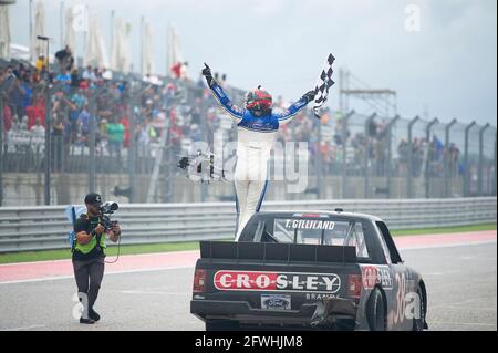 Austin, Texas, USA. Mai 2021. Todd Gilliland (38) feiert seinen Sieg beim Toyota Tundra 225 NCWTS-Rennen beim EchoparK Automotive Texas Grand Prix, Circuit of the Americas in Austin, Texas. Mario Cantu/CSM/Alamy Live News Stockfoto