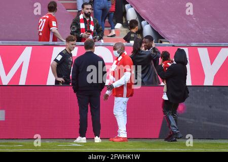 München ALLIANZ ARENA. Mai 2021. Spieler mit ihren Familienmitgliedern nach der Siegerehrung: Hans Dieter Flick (Hansi, Trainer FC Bayern München) mit Joshua KIMMICH (FC Bayern München), George ALABA Hi.re: David ALABA (FC Bayern München) mit Freundin Shalimar Heppner. Fußball 1. Bundesliga-Saison 2020/2021, 34. Spieltag, Spieltage34, FC Bayern München - FC Augsburg 5-2 am 22. Mai 2021 in der München ALLIANZ ARENA. Kredit: dpa/Alamy Live Nachrichten Stockfoto