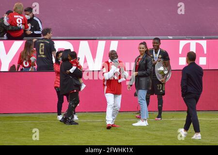 München ALLIANZ ARENA. Mai 2021. Spieler mit ihren Familienmitgliedern nach der Preisverleihung: David ALABA (FC Bayern München) mit Freundin Shalimar Heppner und Vater George und Schwester Rosa May. Fußball 1. Bundesliga-Saison 2020/2021, 34. Spieltag, Spieltag34, FC Bayern München - FC Augsburg 5- 2 am 22. Mai 2021 in der Münchner ALLIANZ ARENA. Kredit: dpa/Alamy Live Nachrichten Stockfoto