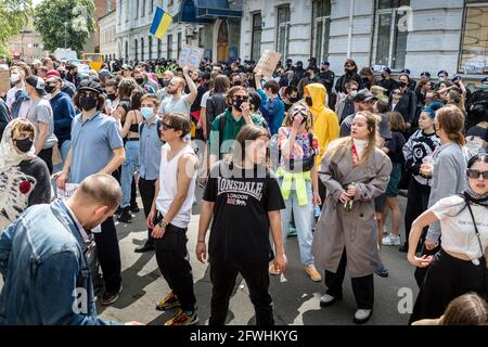 KIEW, UKRAINE - 21 2021. Mai: Protestaktion gegen den Machtmissbrauch der Polizei. Die Teilnehmer fordern die Entlassung des Leiters der Abteilung und ' Stockfoto