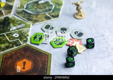 Roseville, MN, USA, 02.04.2021 - Fallout Board Game Komponenten auf dem Tisch Stockfoto