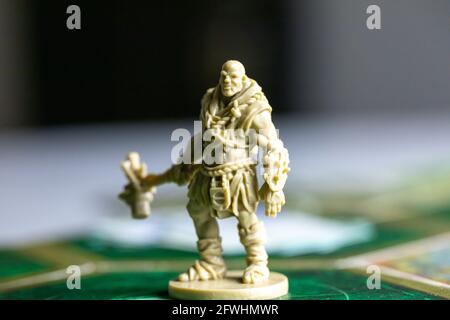Roseville, MN, USA, 02.04.2021 - Fallout Board Game Plastic Figure on Map Tile Stockfoto