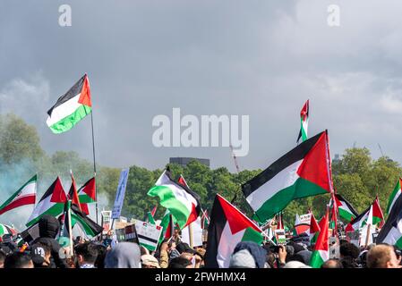 Während eines Protestes im Hyde Park, London, Großbritannien, winkten die Flaggen des Staates Palästina. Protest gegen besetzte Gebiete durch Israel. Freier Palästina-marsch Stockfoto