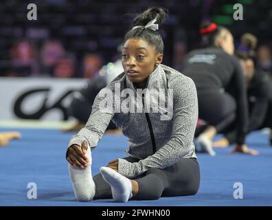 Indianapolis, USA. Top USA 22. Mai 2021. Turnerin Simone Biles zieht sich vor dem GK U.S. Classic 2021 im Indiana Convention Center in Indianapolis, IN. Kyle Okita/CSM/Alamy Live News Credit: CAL Sport Media/Alamy Live News Stockfoto