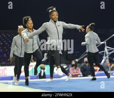 Indianapolis, USA. Top USA 22. Mai 2021. Turnerin Simone Biles wärmt sich vor dem GK U.S. Classic 2021 im Indiana Convention Center in Indianapolis, IN auf. Kyle Okita/CSM/Alamy Live News Credit: CAL Sport Media/Alamy Live News Stockfoto