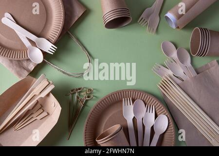 Rahmen aus biologisch abbaubarem Einweg-Geschirr - Bastelpapier Teller, Gläser, Taschen, Holzgabeln, Löffel und Bambusspieße, Sushi-Sticks, Pergament Stockfoto