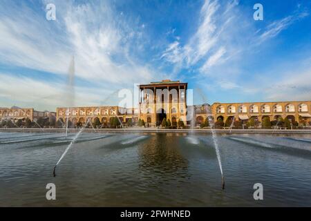 Ali Qapu Palace in Isfahan gilt als das beste Beispiel der Safavid Architektur. Es liegt auf der westlichen Seite des Naqsh-e Jahan Platzes. Stockfoto