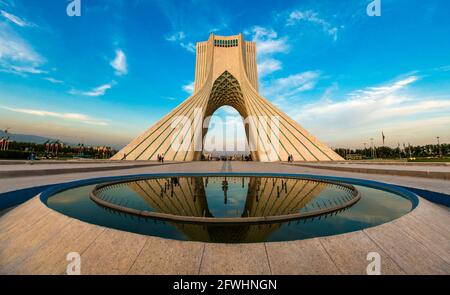 Die azadi Turm ist ein Denkmal am Azadi Platz in Teheran, Iran. Es ist eines der Symbole von Teheran, und markiert den Eingang West in die Stadt. Stockfoto