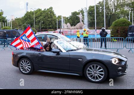 Madrid, Madrid, Spanien. Mai 2021. Atletico de Madrid Fans feiern den Titel der Spanischen Liga in Madrid nach dem Sieg im Spiel zwischen Real Valladolid und Atletico de Madrid. Quelle: Indira/DAX/ZUMA Wire/Alamy Live News Stockfoto