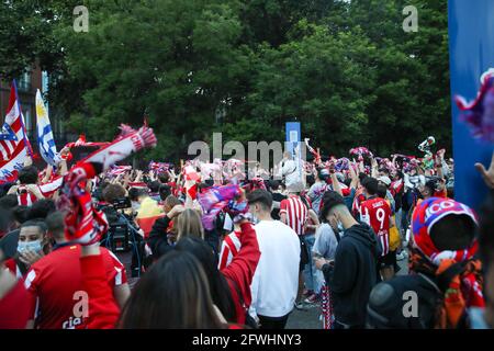 Madrid, Madrid, Spanien. Mai 2021. Atletico de Madrid Fans feiern den Titel der Spanischen Liga in Madrid nach dem Sieg im Spiel zwischen Real Valladolid und Atletico de Madrid. Quelle: Indira/DAX/ZUMA Wire/Alamy Live News Stockfoto