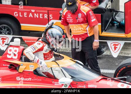 Indianapolis, Usa. Mai 2021. Marco Andretti steigt am Samstag, den 22. Mai 2021 in Indianapolis, Indiana, in sein Auto für einen Qualifikationsversuch für die Indiananapolis 500 2021. Foto von Edwin Locke/UPI Credit: UPI/Alamy Live News Stockfoto