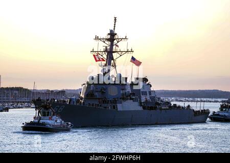 USS the Sullivans (DDG-68), ein von Arleigh Burke geführter Raketenzerstörer der Aegis-Klasse (Flug I), verlässt HM Naval Base, Portsmouth, bevor HMS Queen Elizabeth abreist, Der erste Einsatz des Carriers, der die britische Carrier Strike Group bei einem 28-wöchigen Einsatzeinsatz führen soll, der über 26,000 Seemeilen vom Mittelmeer bis zur philippinischen See führt. Bilddatum: Samstag, 22. Mai 2021. Stockfoto