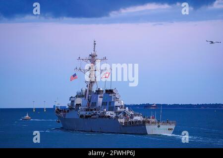 USS the Sullivans (DDG-68), ein von Arleigh Burke geführter Raketenzerstörer der Aegis-Klasse (Flug I), verlässt HM Naval Base, Portsmouth, bevor HMS Queen Elizabeth abreist, Der erste Einsatz des Carriers, der die britische Carrier Strike Group bei einem 28-wöchigen Einsatzeinsatz führen soll, der über 26,000 Seemeilen vom Mittelmeer bis zur philippinischen See führt. Bilddatum: Samstag, 22. Mai 2021. Stockfoto