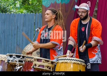 Die Tampa Taiko Drummers treten beim Bay Area Renaissance Festival - Withlacoochee River Park, Dade City, Florida, USA auf Stockfoto