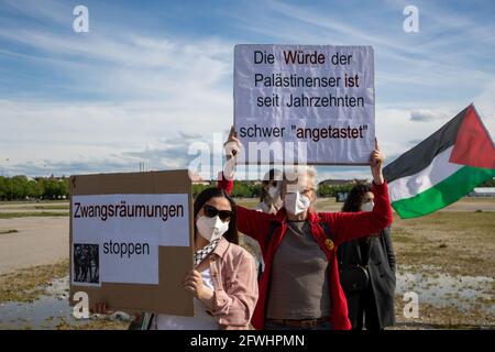 Motivierende halten Schilder: Schwangrämen stoppen & die würde der Palästinenser ist seit Jahren schwer angepicht. Ca. 200-300 Menschen sammeln sich am 22.5.2021 in München, um ihre Solidarität mit den Menschen in Gaza, Ost Jerusalem, den besetzten Gebieten und dem Westjordanland zu zeigen. - Aktivisten halten Schilder mit der Aufschrift: „Stoppt die Räumungen“ und „die würde der Palästinenser wird seit Jahrzehnten berührt“. Rund 200-300 Menschen versammelten sich am 22. Mai 2021 in München, Deutschland, um ihre Unterstützung für die Menschen in Gaza, Ostjerusalem, den besetzten Gebieten und der Westbank zu zeigen. Stockfoto