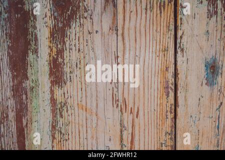 Abblätternde rote Farbe auf alten Holzbrettern Stockfoto