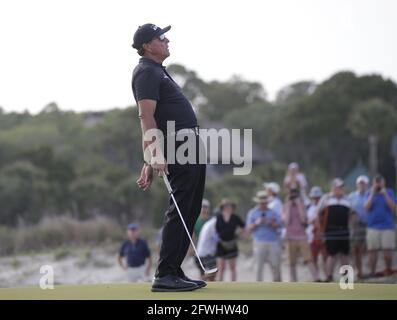 Kiawah Island, Usa. Mai 2021. Phil Mickelson reagiert, nachdem er am Samstag, den 22. Mai 2021, im dritten Lauf der 103. PGA Championship auf dem Kiawah Island Golf Resort Ocean Course auf Kiawah Island, South Carolina, einen Putt für einen Birdie auf dem 16. Loch verpasst hatte. Phil Mickelson hat einen 1-Takt-Vorsprung in die Endrunde am Sonntag. Foto von John Angelillo/UPI Credit: UPI/Alamy Live News Stockfoto