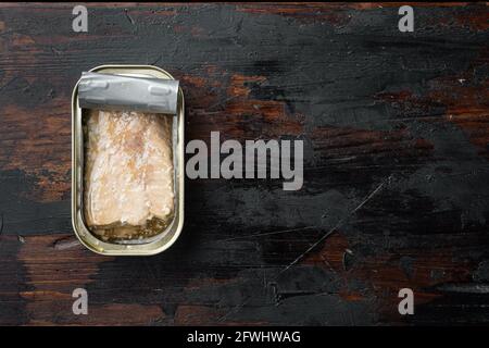 Wild Alaska Lachs-Set aus Dosen, in Blechdose, auf altem dunklen Holztischhintergrund, Draufsicht flach liegend, mit Textraum und Platz für Text Stockfoto