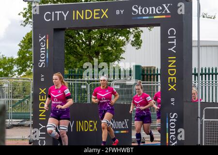 London, Großbritannien. Mai 2021. Emma Wassell (6 Loughborough Lightning) und Lightning-Spieler, die während des Spiels der Allianz Premier 15 zwischen Saracens Women und Loughborough Lightning im StoneX Stadium in London, England, auf den Platz kommen. Kredit: SPP Sport Pressefoto. /Alamy Live News Stockfoto