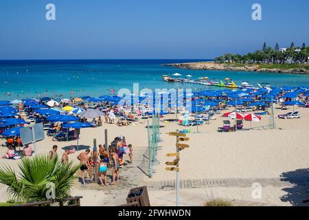 08-12-2015 Protaras Zypern. Idyllischer Strand Protaras (Feigenbaumbucht) neben Protaras im august - mediterraner Ferienort!- Mittelmeer und Zypern Stockfoto