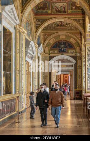 Besucher tragen Gesichtsmasken in Raphael-Loggien, die vom Architekten Giacomo Quarenghi in den 1780er Jahren entworfen wurden, Hermitage Museum, St. Petersburg, Russland Stockfoto