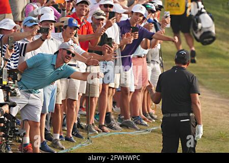 Kiawah Island, Usa. Mai 2021. Phil Mickelson gibt den Fans Daumen nach oben, als er am Samstag, den 22. Mai 2021, das 17. Loch in der dritten Runde bei der 103. PGA Championship auf dem Kiawah Island Golf Resort Ocean Course auf Kiawah Island, South Carolina, abgeht. Foto von Richard Ellis/UPI Credit: UPI/Alamy Live News Stockfoto