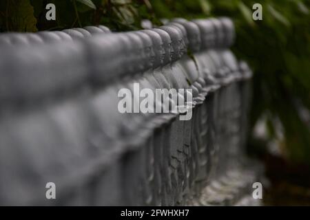 Kleine Buddha-Statuen Reihen sich in einem buddhistischen Tempelgarten in Kamakura in Japan zusammen. Stockfoto