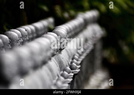 Kleine Buddha-Statuen Reihen sich in einem buddhistischen Tempelgarten in Kamakura in Japan zusammen. Stockfoto