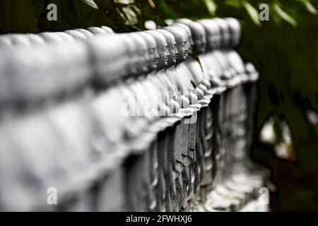 Kleine Buddha-Statuen Reihen sich in einem buddhistischen Tempelgarten in Kamakura in Japan zusammen. Stockfoto