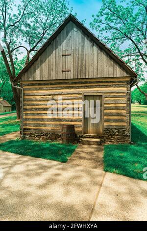 Ephrata, PA, USA - 11. Mai 2021: Gebäude auf dem Ephrata-Kreuzgang-Gelände und in der Altstadt von Lancaster County, PA. Stockfoto